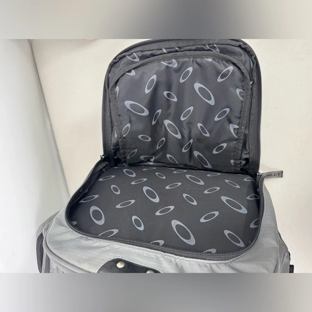 Oakley men duffel